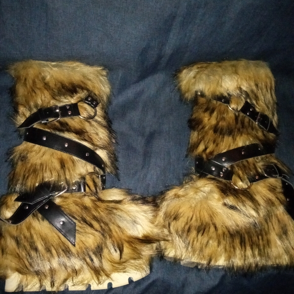 The " WALK OF THE WILD " Faux Fur with Buckle Straps ( BRAND NEW !!!!!!!!!!!!!!! - Picture 3 of 4